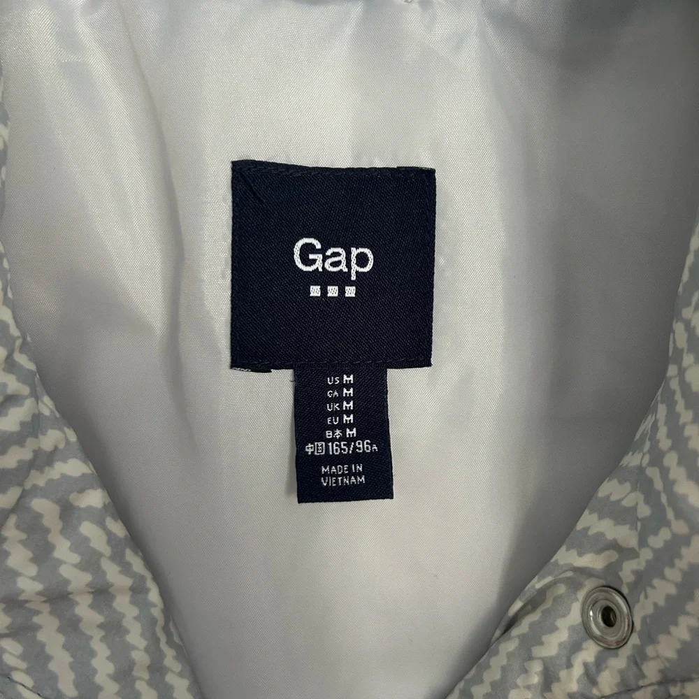 GAP Quilted Puffer Vest - Picture 6 of 6